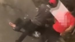 睡店外被3人围堵 快餐店员工踢流浪汉