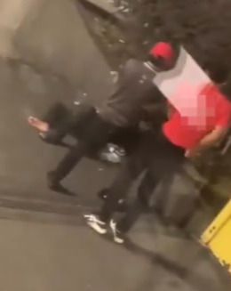 数快餐店员涉嫌欺负流浪汉 其中一人还伸脚踢惹众怒