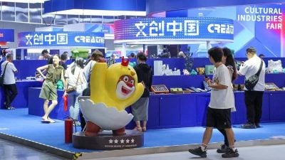 文博会机械人秀琴棋书画促交易 有机械人组团打咏春