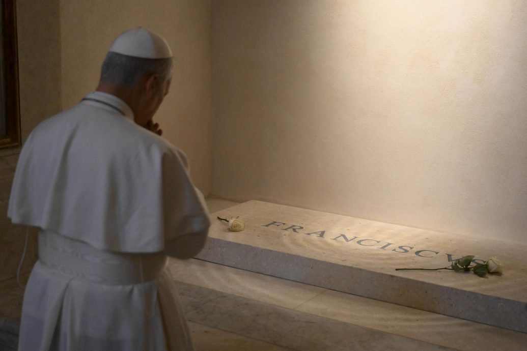 新任教宗良十四世首度离开梵蒂冈