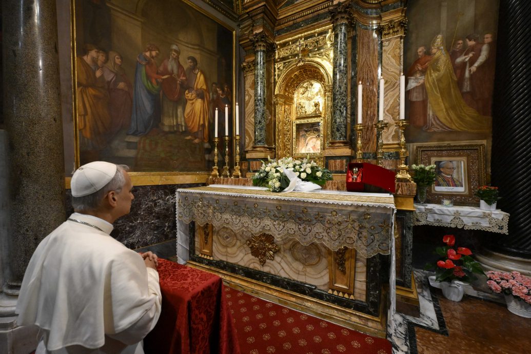 新任教宗良十四世首度离开梵蒂冈