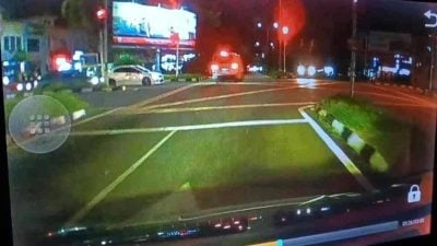 芙蓉新那旺再传闯红灯车祸 摩托骑士遭客货车撞毙