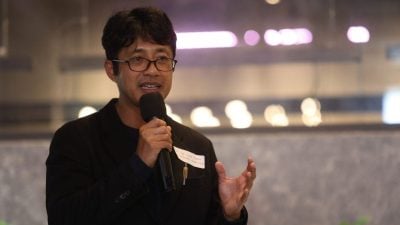 医生新书献帕金森家庭   爱与理解伴病患前行 
