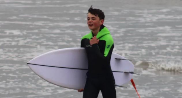 暖势力 英国桨板手遇险瘫痪 14岁少年孤身营救