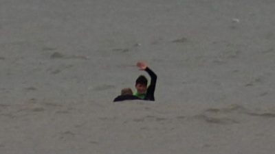 桨板冲浪者遇险瘫痪   14岁少年孤身营救