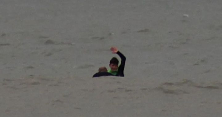 暖势力 英国桨板手遇险瘫痪 14岁少年孤身营救