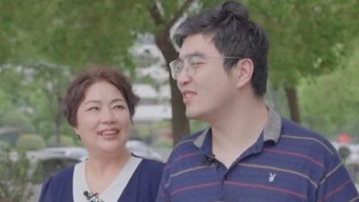 “谁敢拔管，我就拼命！” 母亲30年苦撑 把脑瘫儿送进北大哈佛