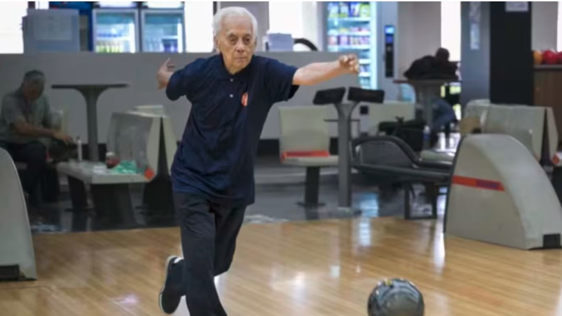 **暖势力**全国:暖势力:视力下降仍坚持打保龄球 93岁老翁立志“打到100岁”