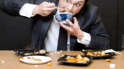 暴饮暴食险送命！男子呕吐撕裂食管送院抢救