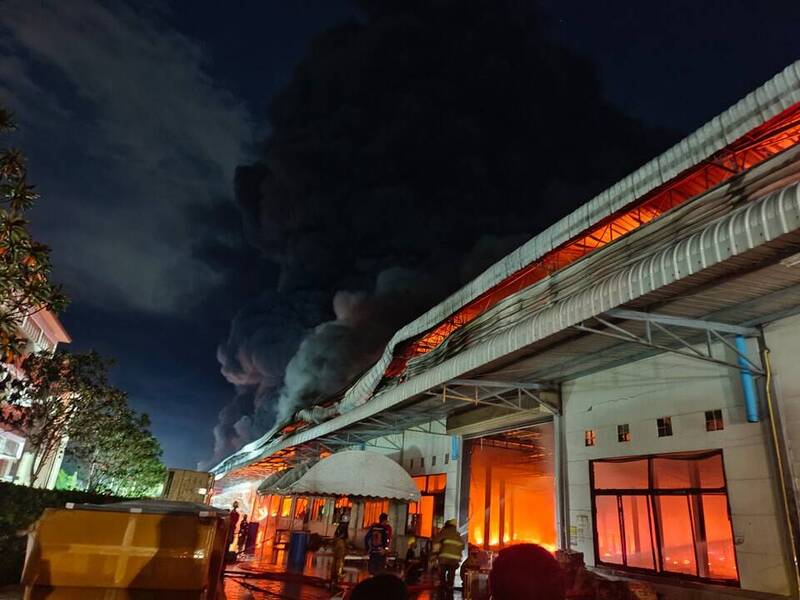 曼谷大型家具仓库烈焰狂烧12小时 300吨塑胶化为毒气居民急撤