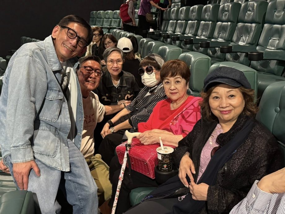 曾2度进行脑部手术 甄珍突撑拐杖现身引担忧