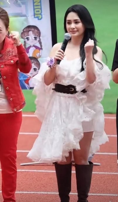 曾包紧紧遮肌肉线条 阿娇回母校罕见露腿