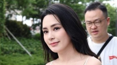 曾包紧紧遮肌肉线条 阿娇回母校罕见露腿