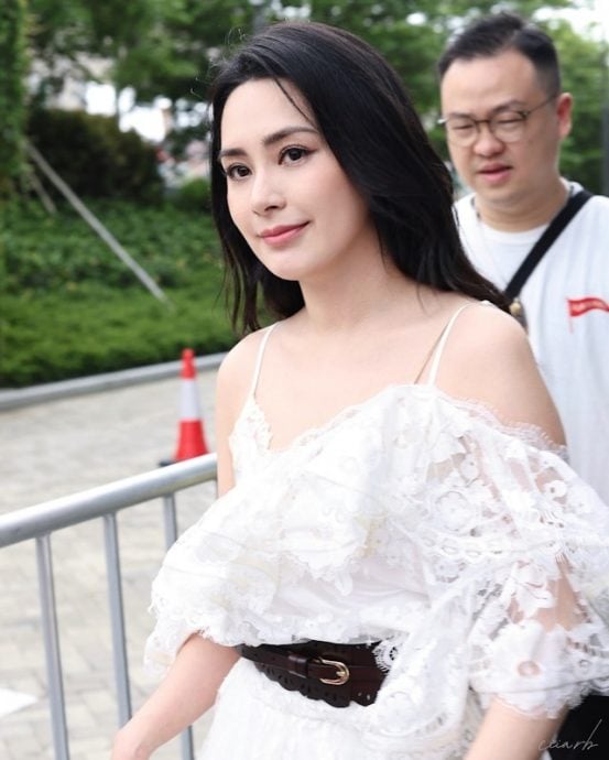 曾包紧紧遮肌肉线条 阿娇回母校罕见露腿