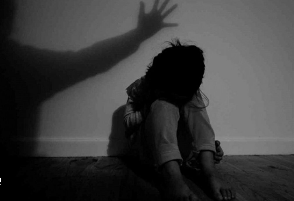 曾纵容继夫对女儿犯兽行 女子自揭沉默代价引众怒