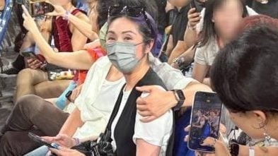 朝圣女神卡卡遭怼脸拍照 杨千嬅被迫离席粉丝挨批