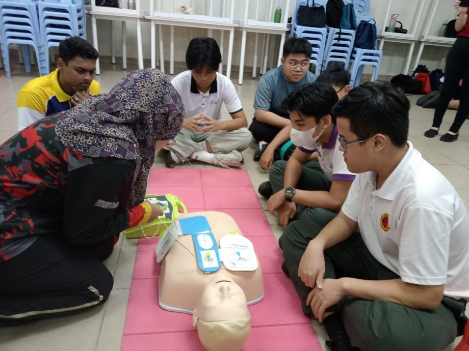 朱广锋：记住口诀 DR' S ABCD 学CPR AED急救法不难