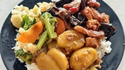 杂饭2菜1肉18令吉　男大生：太贵 业者：近双人份