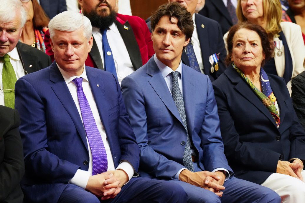 杜鲁多穿运动鞋聆听英王御座致辞 遭批不得体