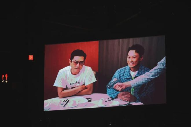 林峰邀3女神拱照个唱 公主抱周秀娜表情扭曲