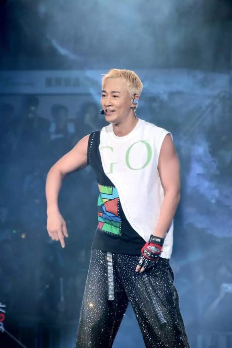 林峰邀3女神拱照个唱 公主抱周秀娜表情扭曲