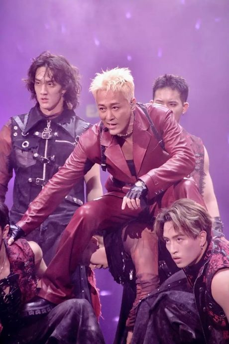 林峰邀3女神拱照个唱 公主抱周秀娜表情扭曲