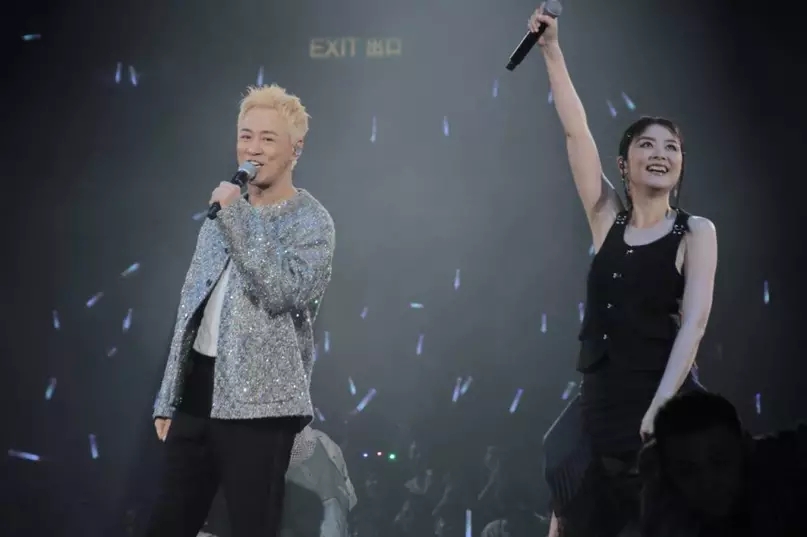 林峰邀3女神拱照个唱 公主抱周秀娜表情扭曲