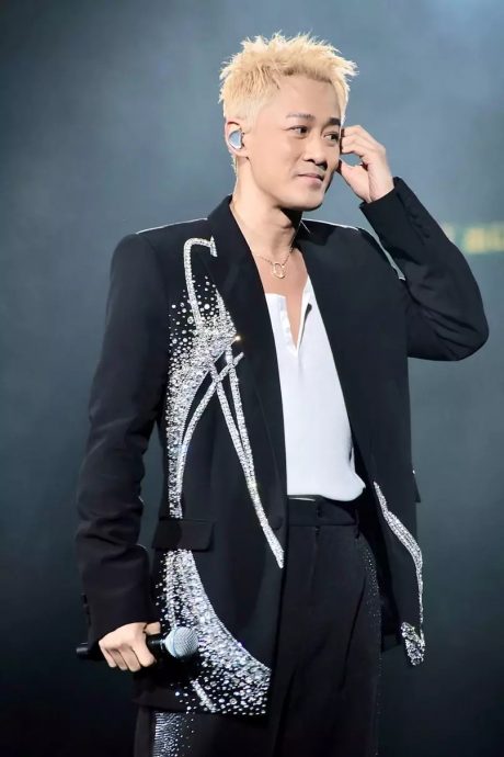 林峰邀3女神拱照个唱 公主抱周秀娜表情扭曲