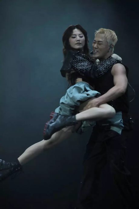 林峰邀3女神拱照个唱 公主抱周秀娜表情扭曲