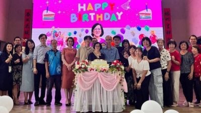柏伶培华华小教师   李淑丽执教32年荣休