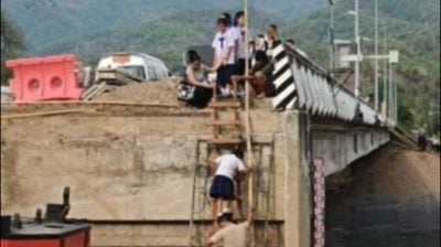桥梁维修中学生攀木梯 上学路步步惊心