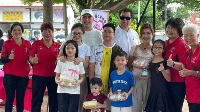 森善之家派150份物资 吕栢樑携儿孙关怀弱势长者