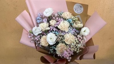 花香献母亲 佛前供奉   花市人潮增 鲜花热销