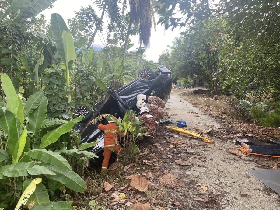 汽车失控翻倒 造成一死两轻伤