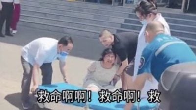 河南医护手铐强押送院治疗  女患者大叫救命