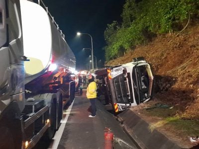 油槽罗里南北大道行驶 失控翻覆漏油