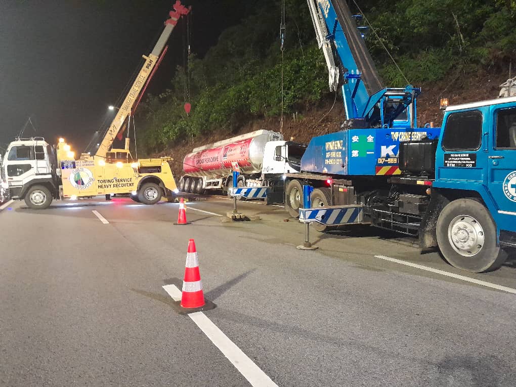 油槽罗里南北大道行驶 失控翻覆漏油