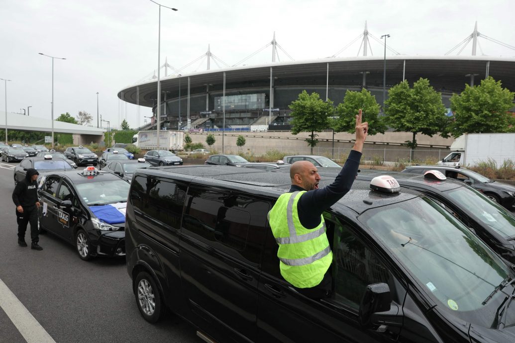 法国德士司机抗议瘫痪交通 总理将重审改革方案