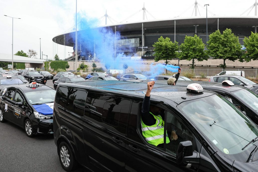 法国德士司机抗议瘫痪交通 总理将重审改革方案