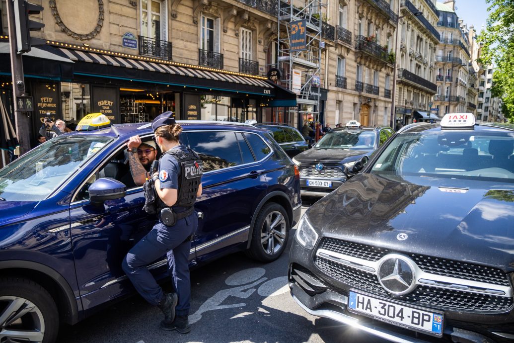 法国德士司机抗议瘫痪交通 总理将重审改革方案