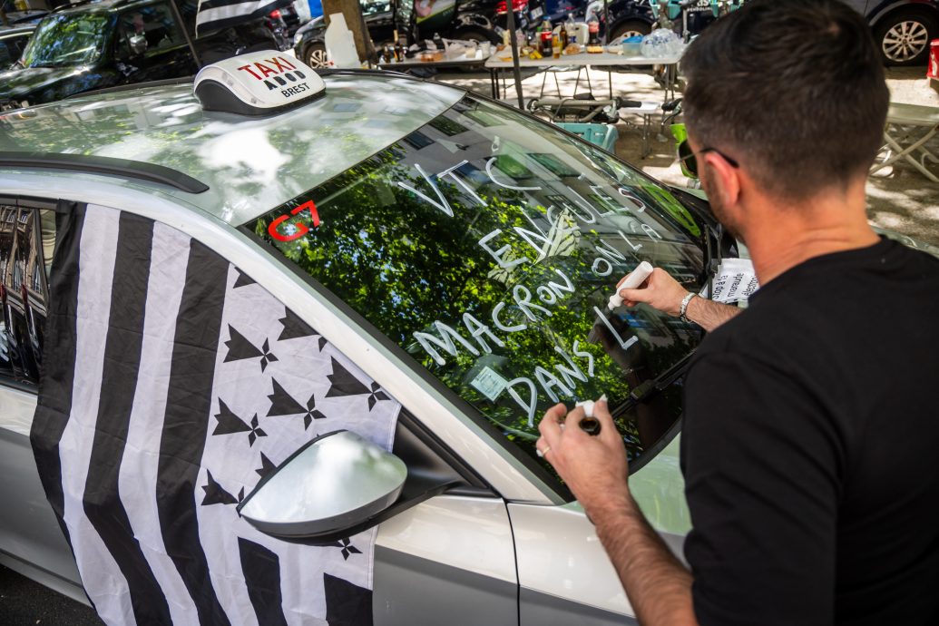 法国德士司机抗议瘫痪交通 总理将重审改革方案