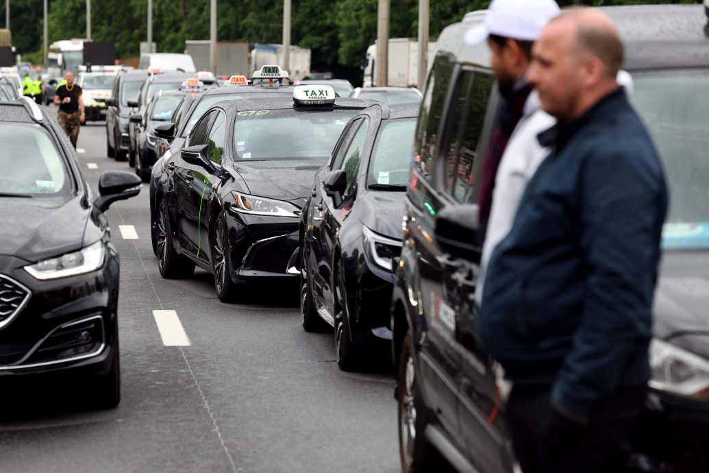 法国德士司机抗议瘫痪交通 总理将重审改革方案