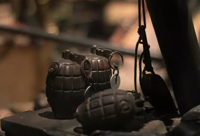 法国男孩买到手榴弹贪玩拉引线 当场爆炸手眼擦伤