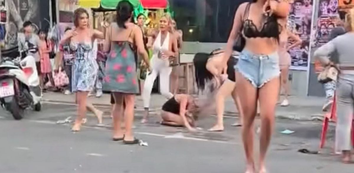 泰三性姐妹狗爬式鬥毆 街頭扯發拖地呼巴掌!路人看傻
