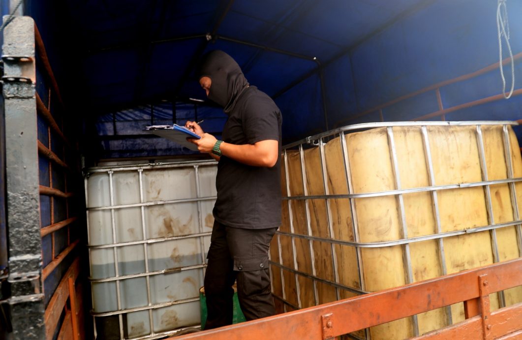 津贴柴油当工业柴油出售黑市牟利 雪内贸部起获7000升柴油逮捕5人