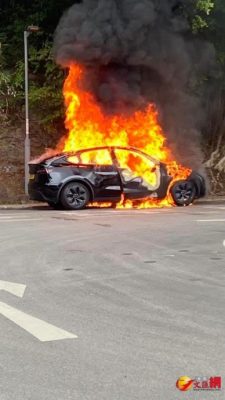 港男车内烧炭 行山客及时发现救一命 Tesla烧成废铁