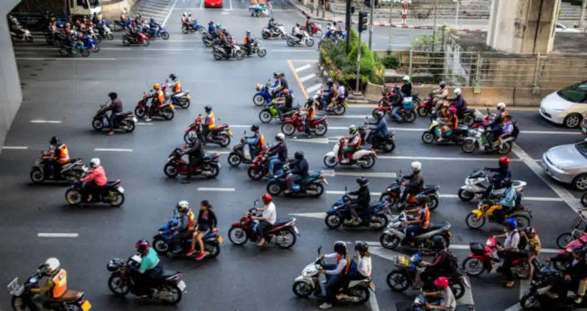 游泰注意 6月1日起在泰国骑摩托不戴头盔罚259