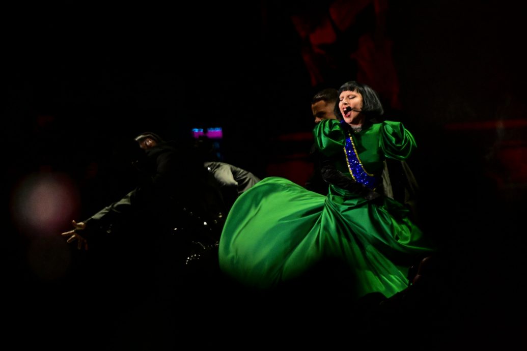 演唱会险遭炸弹攻击 女神卡卡1晚进账4亿