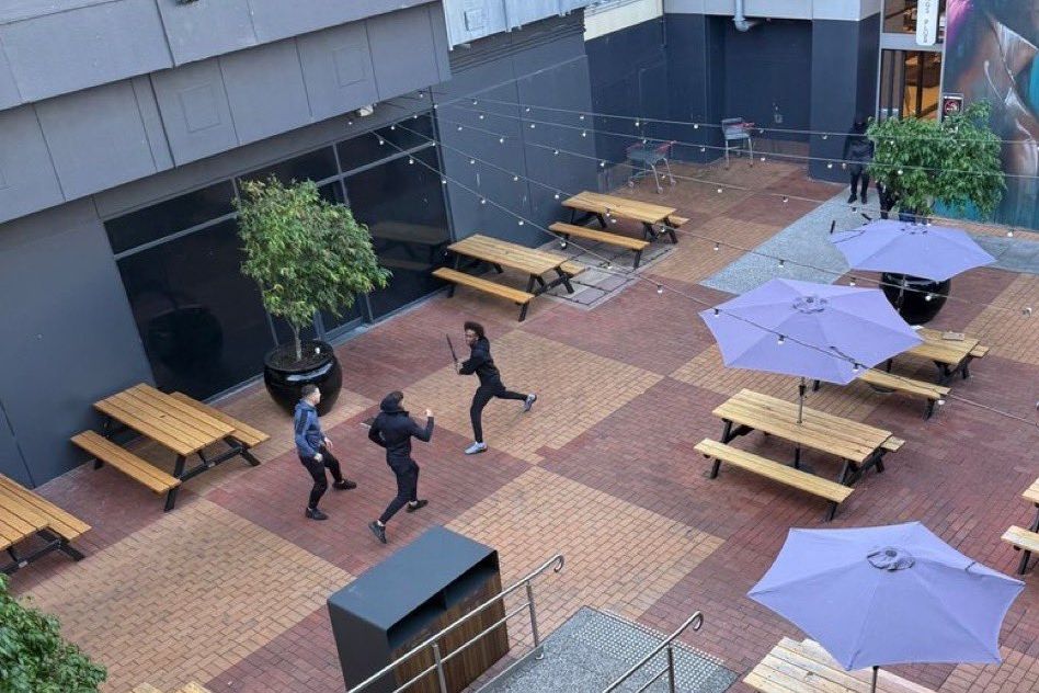 澳洲商场爆砍人全面封锁！10人斗殴1重伤　民众吓坏：地上沾满血