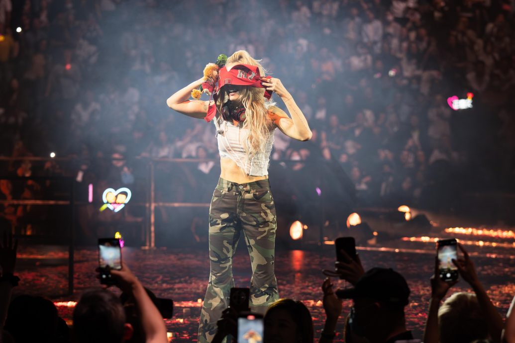 澳门演唱会收红色内衣 郑秀文自嘲:尺码太大啦